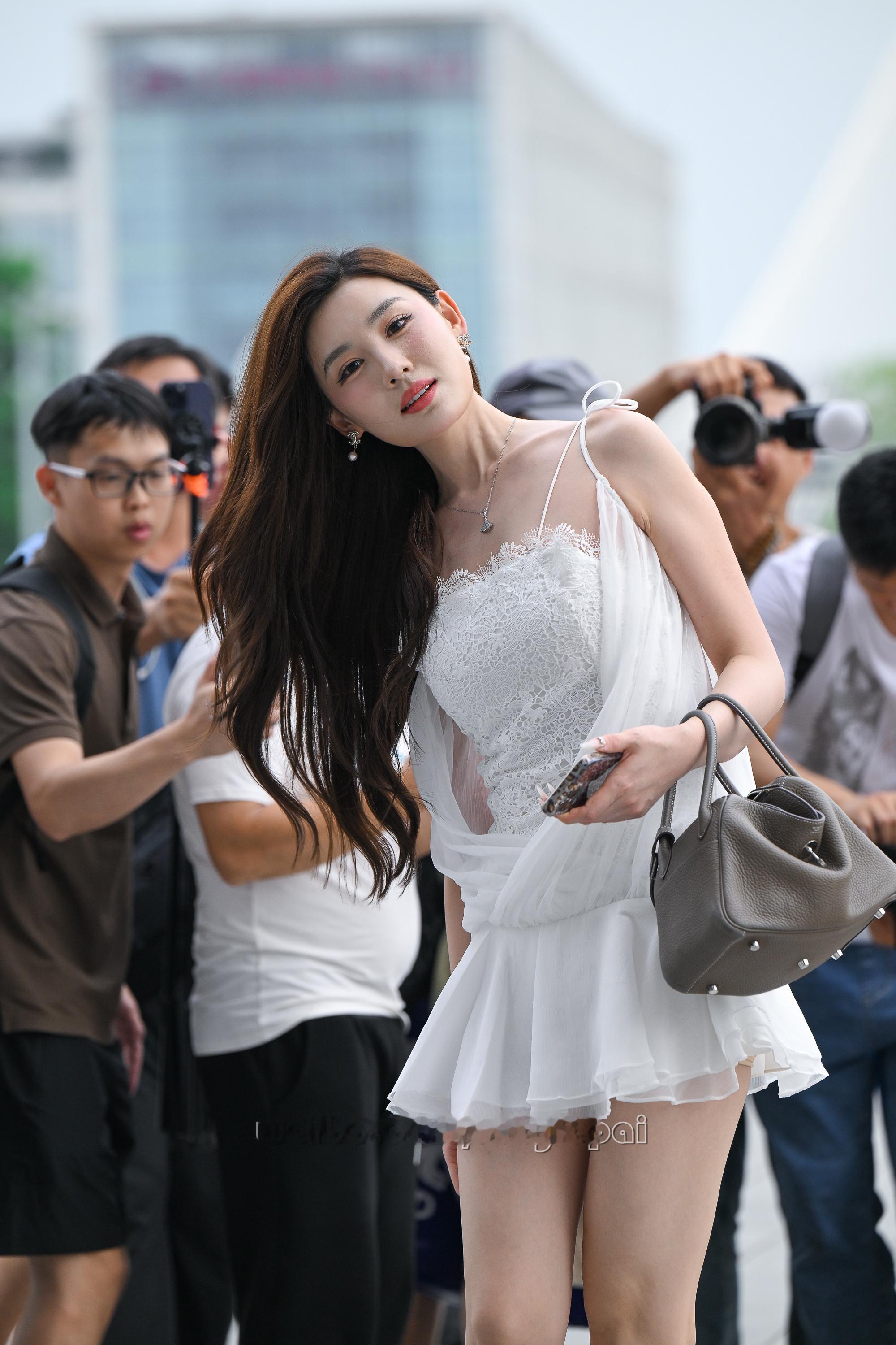 白色裙装魅力女神~~