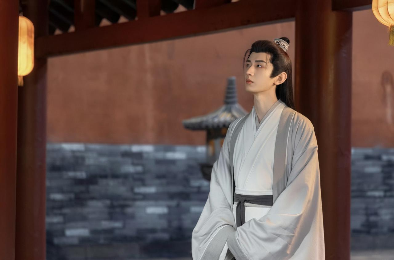 易碎感会帮助男演员塑造角色。男明星中，成毅算是有着顶级易碎感了。成毅每一次的