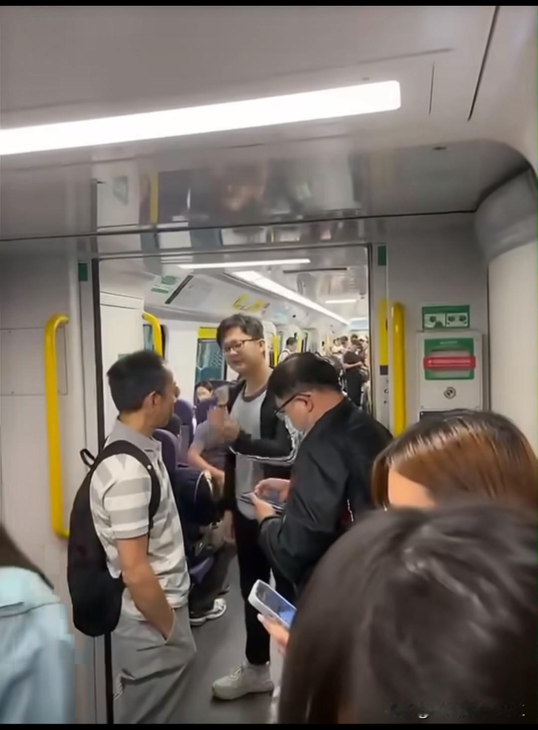 內地学生港铁三语大战香港阿叔一段视频在网上热议，事发在东铁的头等车厢跟普通车