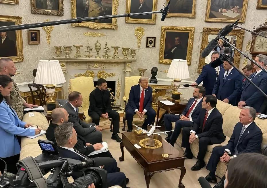 白宫会议几大特点，第一点，万斯就是泽连斯基的标配，每次泽连斯基来，总少不了万斯
