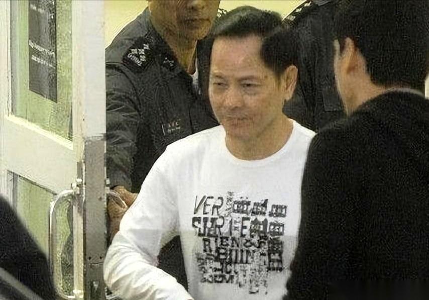 2012年，澳门路环监狱的大门打开，崩牙驹出来了。13年，外面的风都变了向。他身