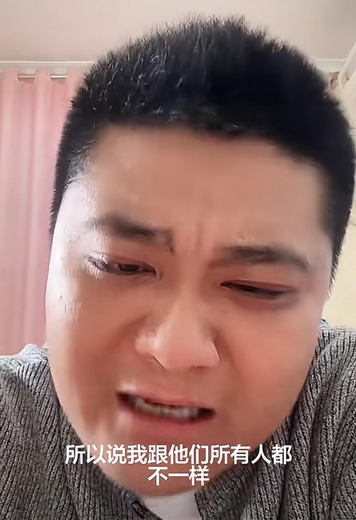 太感动了！朱进的养父居然是残疾人！一个残疾人靠理发把朱进养大了，太不容易了！