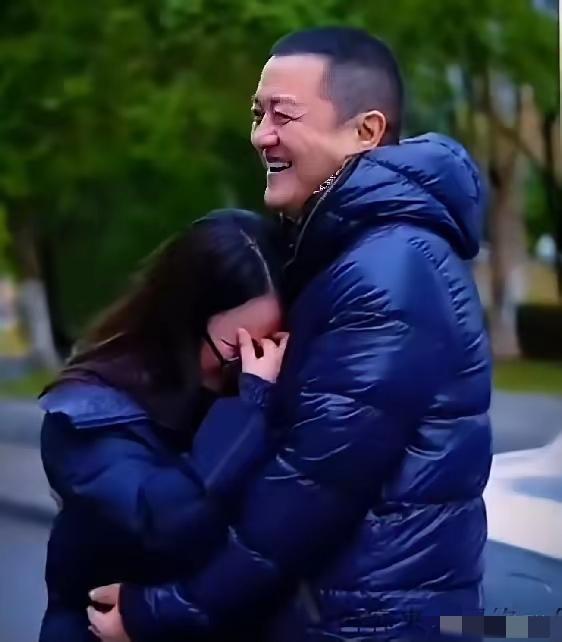 2008年汶川地震，李亚鹏救了一位四川女孩。长大后这个女孩得知李亚鹏生意失败后，