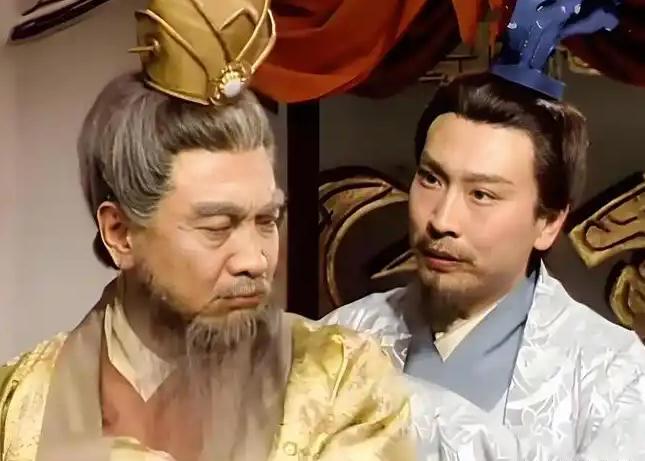 建安二十四年，曹操杀了杨修。杀完之后，他带着礼物，亲自上门探望杨修他爹。