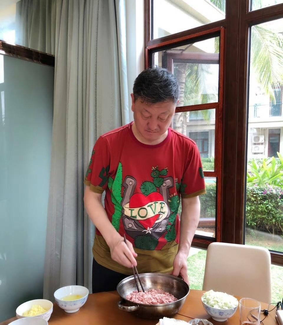 韩磊在歌坛的地位那可是相当高的，是低调的实力唱将，经常登上春晚舞台，还有着歌王的