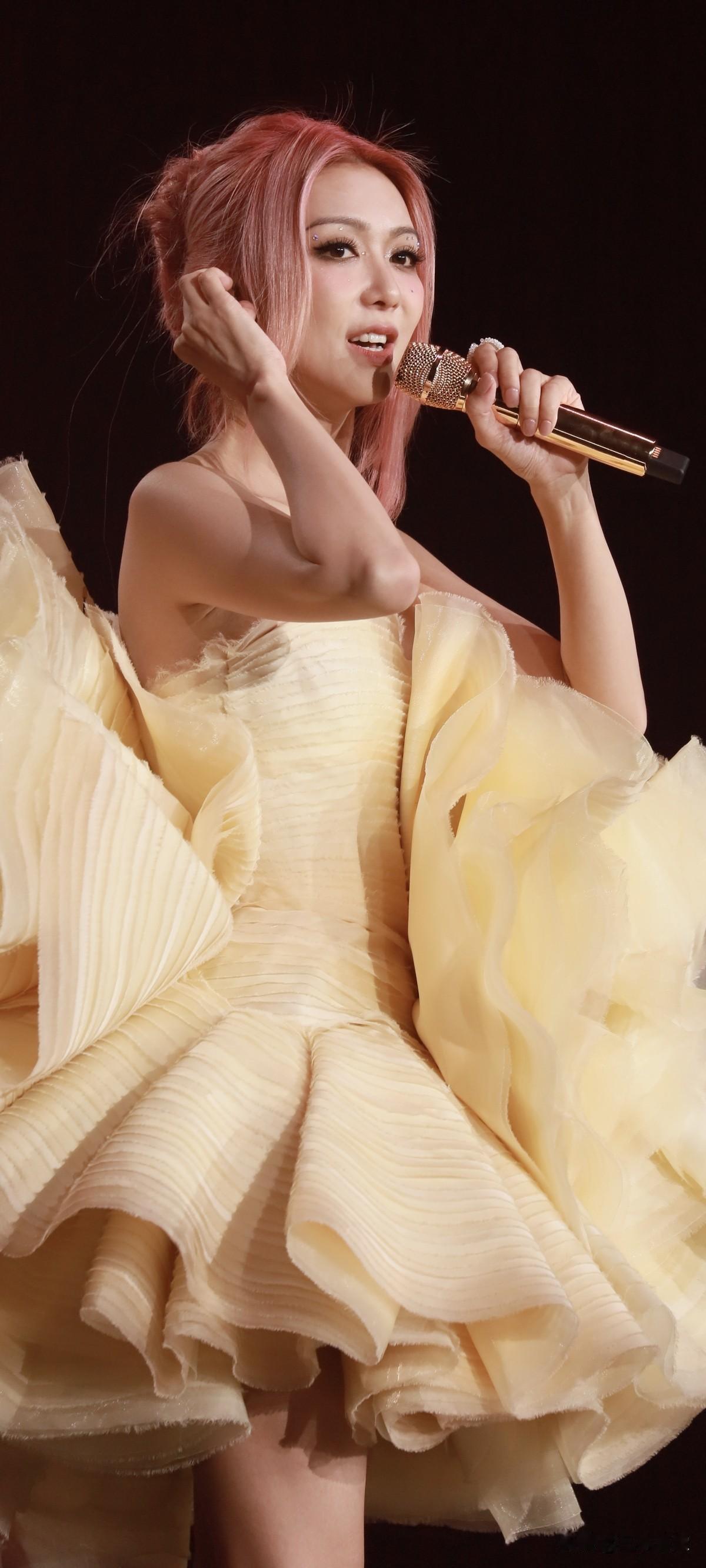 演唱会佛山站饭拍生图（稿主自摄，参数最后一张）下周44岁生日了哦，此女演唱会唱