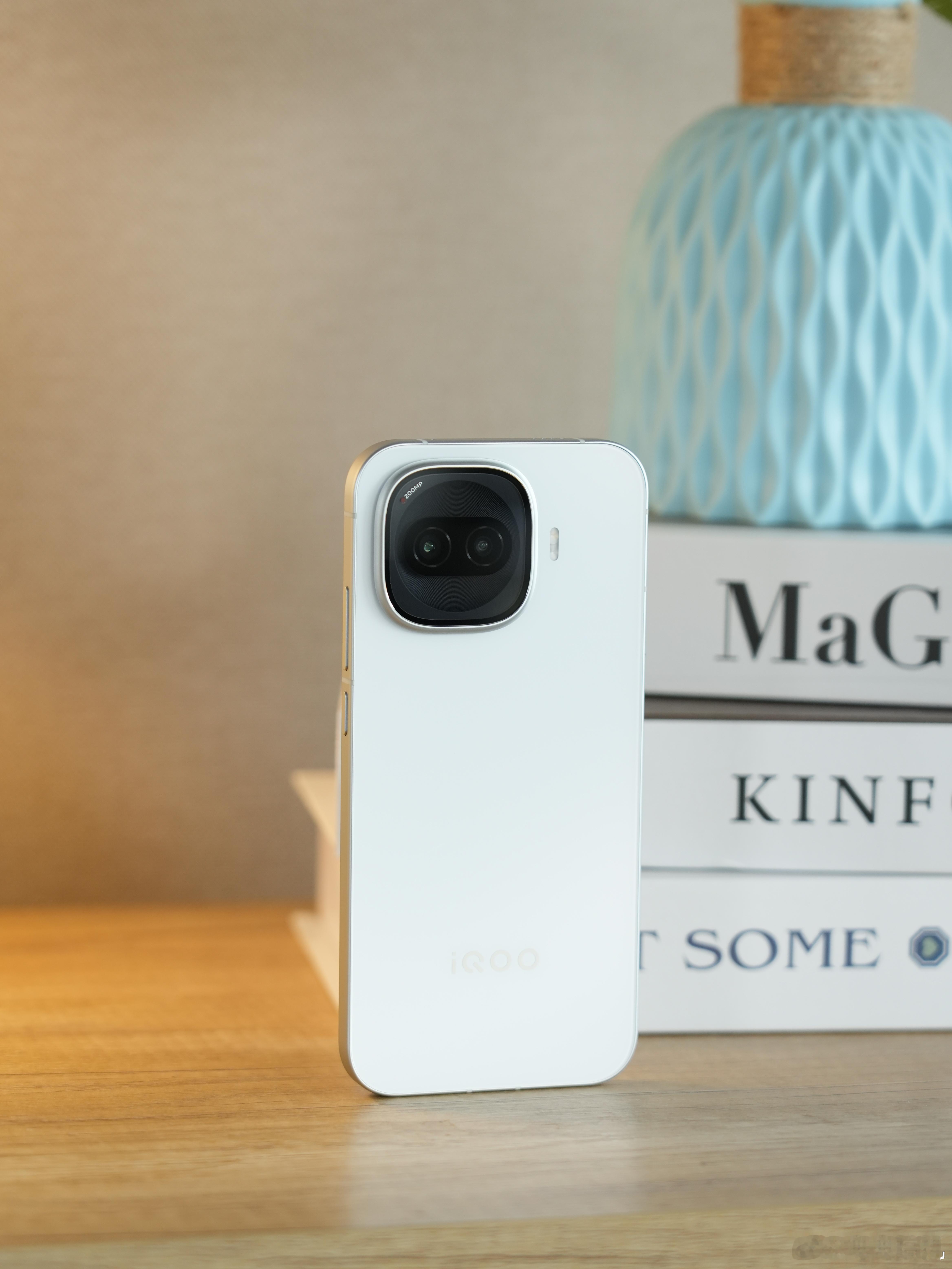 全新iQOOZ11Turbo，刚上手确实感觉到了诚意拉满。我这台是经典白色，