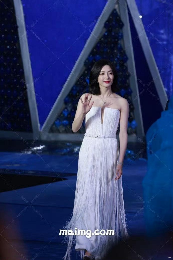 江疏影北影节状态江疏影北影节红毯造型北影节红毯上江疏影气质出众，白色流苏裙垂坠感