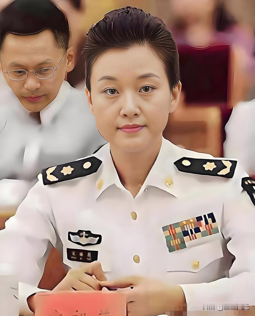 好多人以为宋祖英是文职少将，其实这是误解。大家看她穿海军制服，还挂着正军级胸标