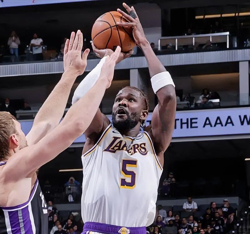 湖人首发中锋艾顿真是打球太软了！在今天湖人主场128-134不敌独行侠的比赛中，