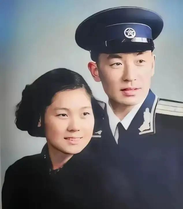 迟老将军年轻时候真是帅呆了，就算是影视明星也没有他这样的气质!这是迟浩田将军与爱