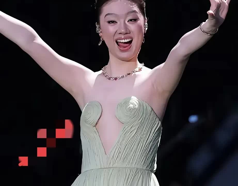 有人说单依纯现在的衣品实在一言难尽，就放了第一张图。我就疑惑了，她是不是只有