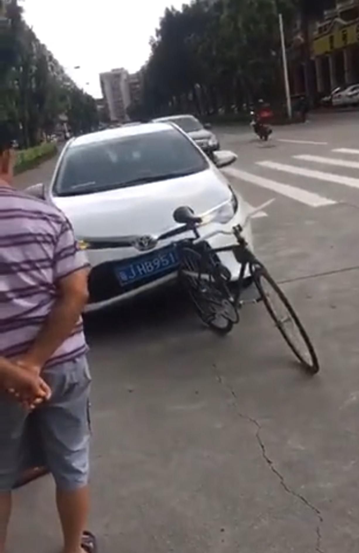 这是什么车？居然连自行车都撞不过。