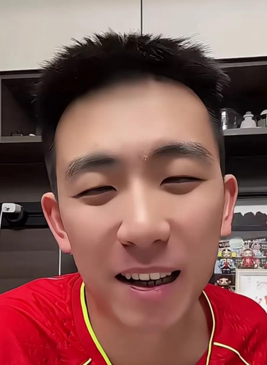 都知道孙颖莎打削球打得好。有人问马特，你跟莎莎练过吗？马特那是一脸自豪的微笑啊