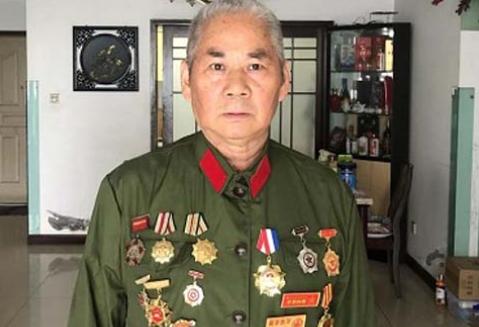 1979年3月的滇南边境，两名解放军战士踩着露水巡逻时，灌木丛里突然传来窸窣声，