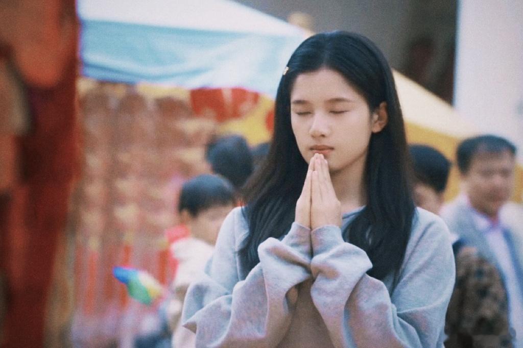 宋威龙张婧仪宝丽来合照张婧仪美美的，萌萌的，一起来看我们《野狗骨头》哦