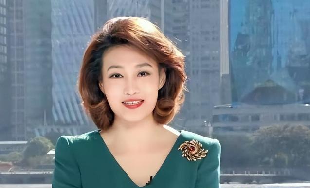 贷款上班20年，为了形象戴假发出镜，央视主持人李梓萌如今怎样了李梓萌从小成长在