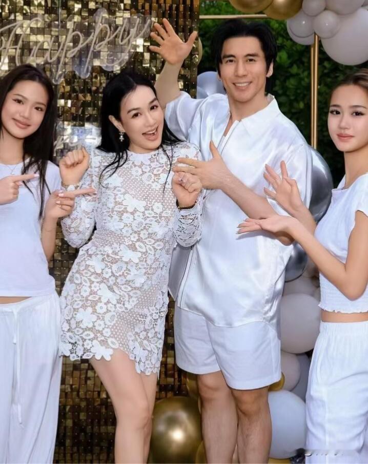 钟丽缇分享56岁生日宴现场照，时间仿佛在她身上忘了流逝！状态好到令人惊叹，完全看不出岁月痕迹，满脸少
