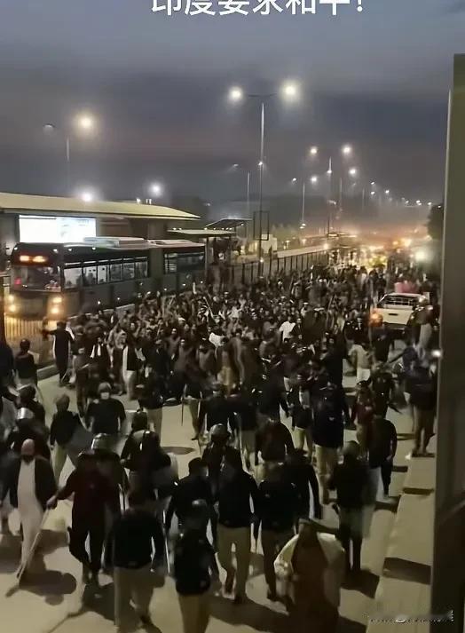 印度爆发大规模游行？就在昨天，印度飞机被击落后，当地民众再也坐不住了，纷纷走上街