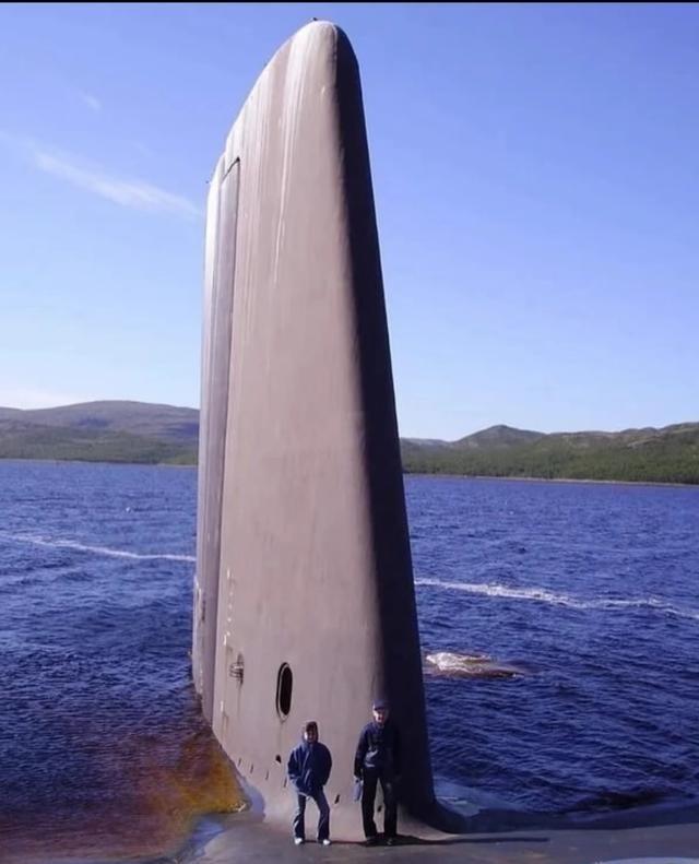 核潜艇的水下通信，是全球最烧钱的通信方式之一。传递一个简单“嘀”声，背后就要砸数