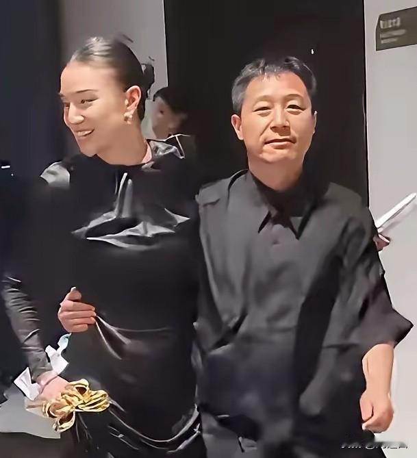 宋佳白玉兰喜得最佳女主角奖，网传老公穿拖鞋抱腰护送！宋佳获白玉兰最佳主角奖，