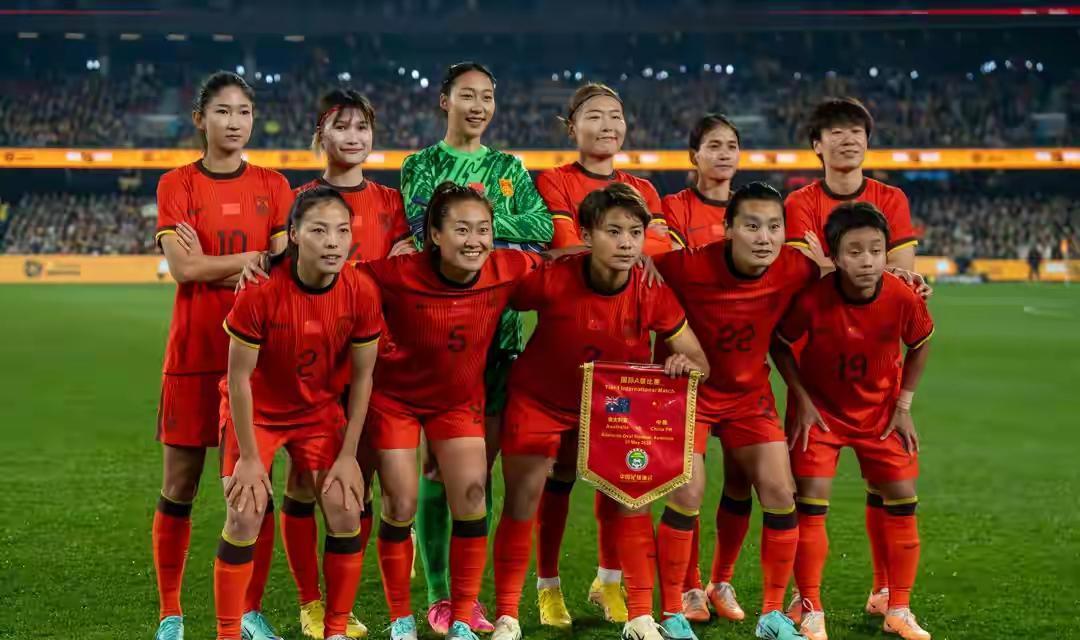 训练场边，王洪亮的笔记本沙沙作响。米利西奇每喊一次战术，纸上就多一道划痕。不