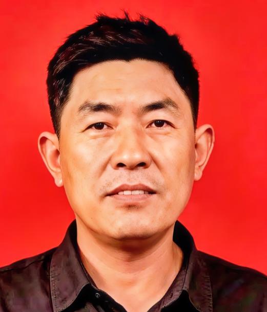 “砍！”渔民罗世明一声吼，手里刀光一闪，直接把十几万的渔网从船头斩断！船上人全傻