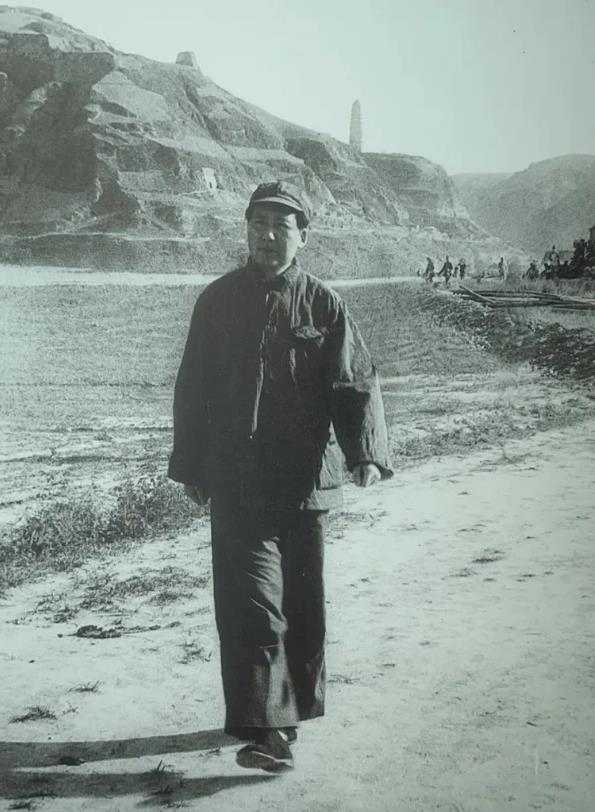 1936年2月，毛泽东让红军东渡黄河，直接打到阎锡山的地盘，这一仗不光打得阎锡山
