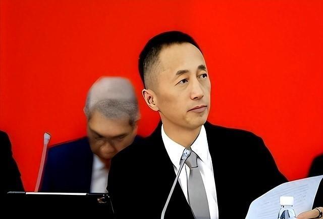 万科这瓜，真是一口吃不下。前总裁刚被带走调查，前任董事长又突然联系不上，连郁亮