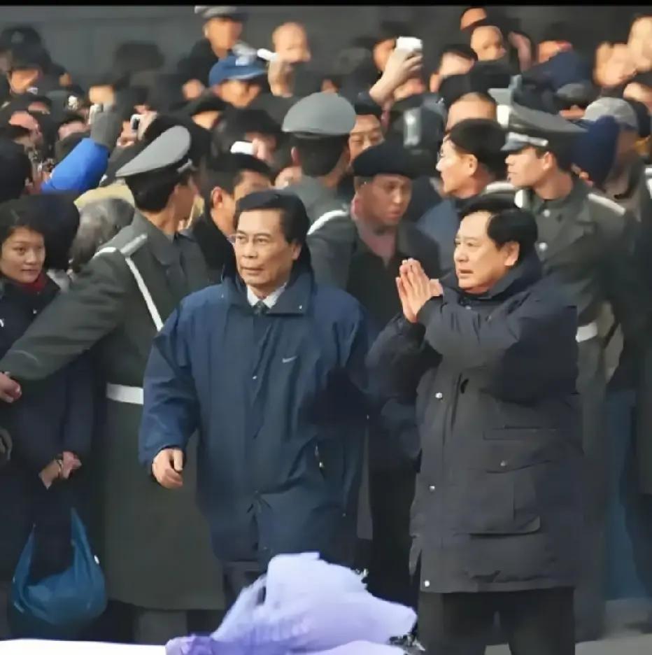 2006年，马季的追悼会，徒弟笑林、赵炎送别恩师的瞬间，难掩悲痛之情。马季