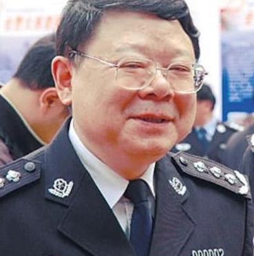 2009年8月6日，重庆市公安局局长文强突然被几个人限制住了手脚，他终于意识到自