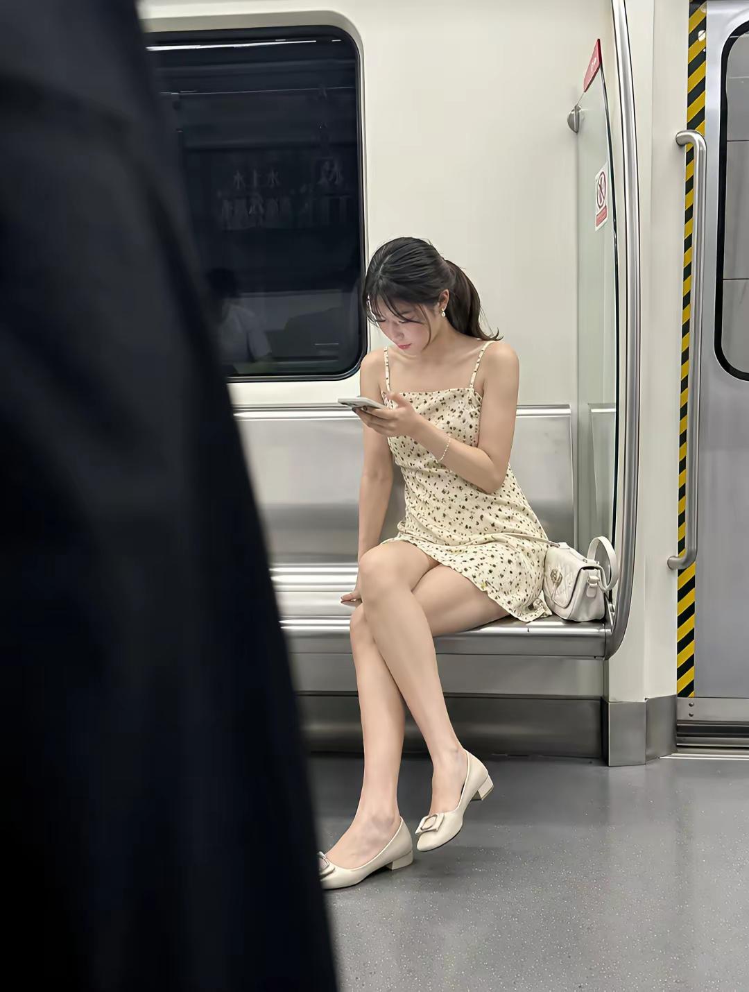 昨晚加班，地铁上偶遇一枚美女，穿着好有气质和清凉。