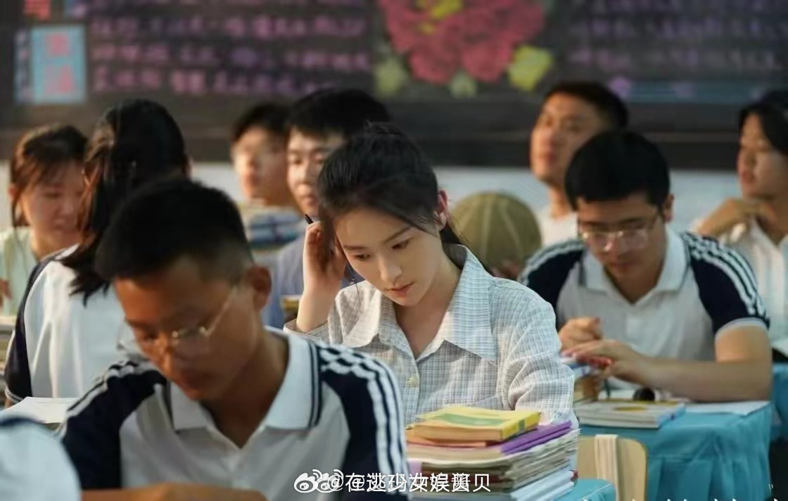 导演这是为了突出谁是主演，只给一个人化了妆……