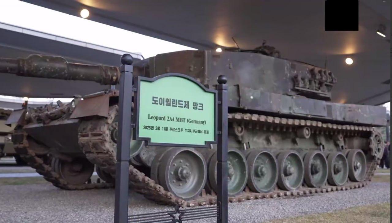 乌克兰军队的战利品装备在朝鲜博物馆展出，展示了缴获的西方军用车辆照片，包括一辆德