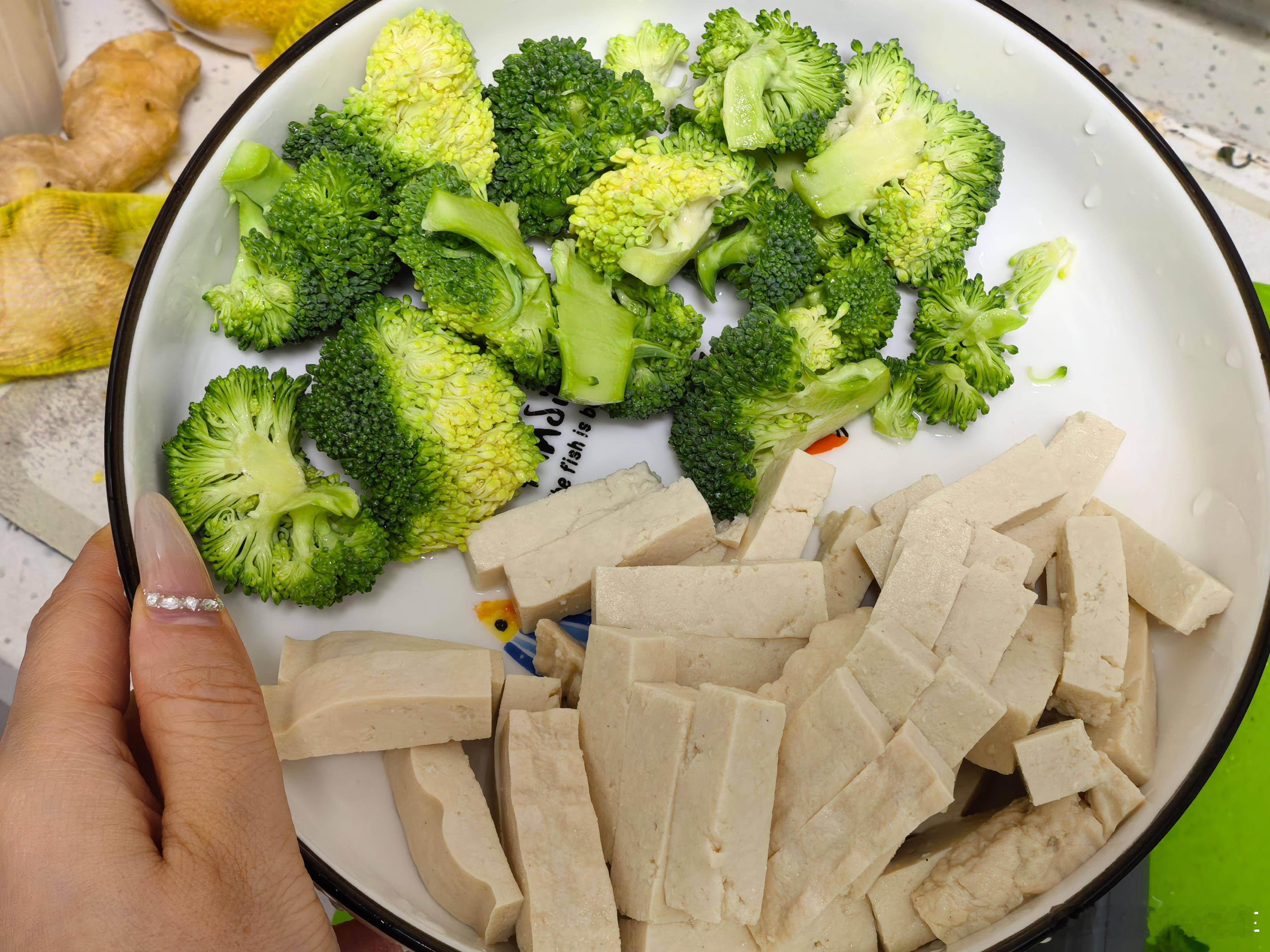 明天有拍摄，今天先把明天早饭要吃的蔬菜汤配菜先准备好，以前我吃娃娃菜，现在直接换