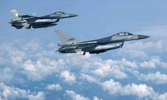 出大事了，F-16战机击落苏35重型战机？俄军1架苏35S重型战机在库尔斯克上空