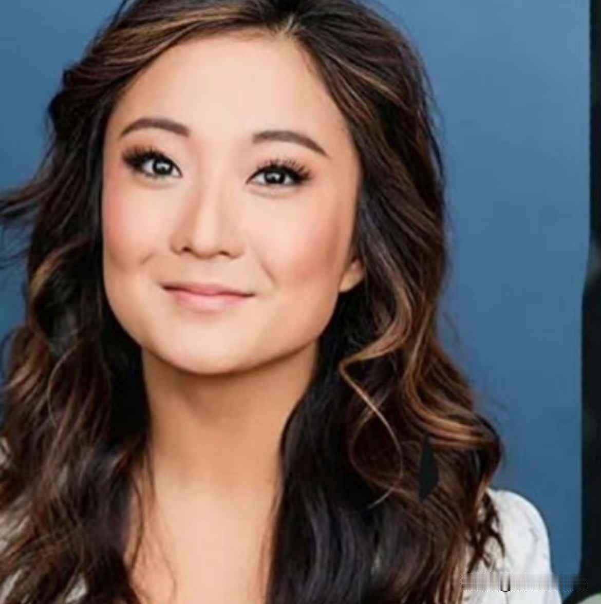 看到贾玲巴黎分玲那照片我第一反应，眉头真皱起来了。不光瘦，整个人风格都换了，美