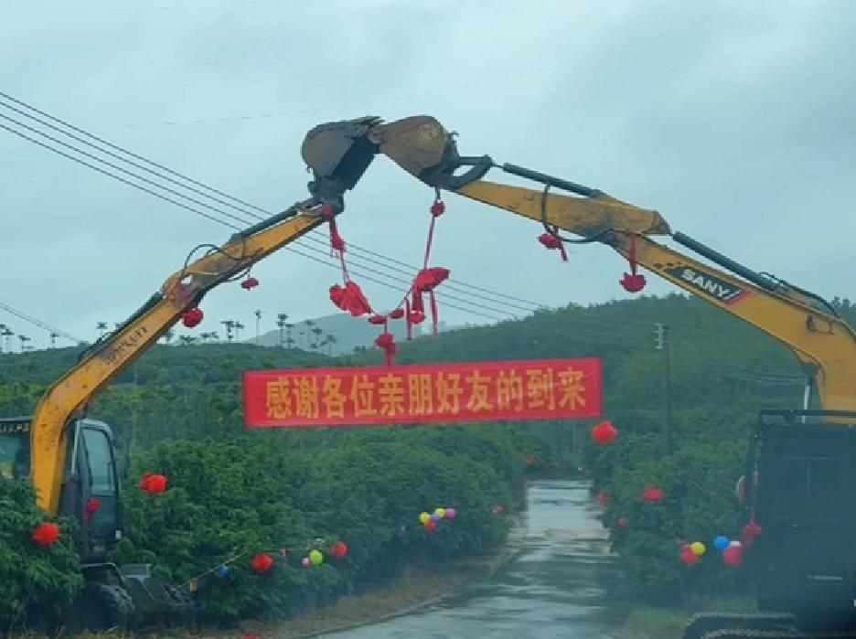 “这新郎是真会整活！”海南琼海，一对新人结婚遇到了一个难题，就是没有拱门，新郎灵