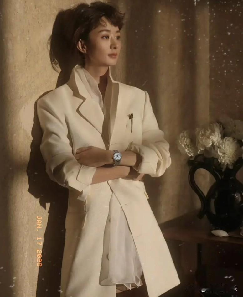 赵丽颖《ELLE》新封：复古光影下的“韧”性绽放赵丽颖再度惊艳亮相《ELLE