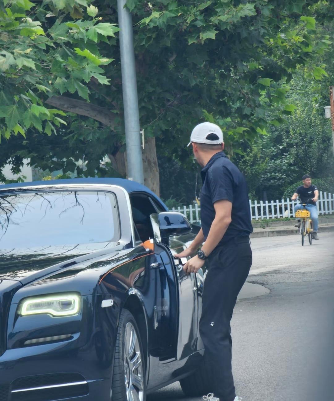 汪小菲开豪车现身北京街头，太有派头了。9月21日，汪小菲现身北京街头被偶遇，值