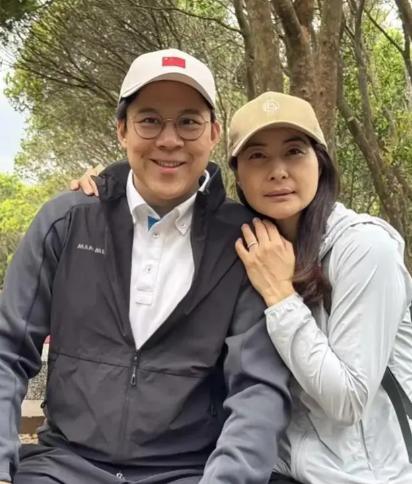 2000年，霍启刚第一次带女友回家。朱玲玲只看了一眼，便说：“你们不合适，分了吧