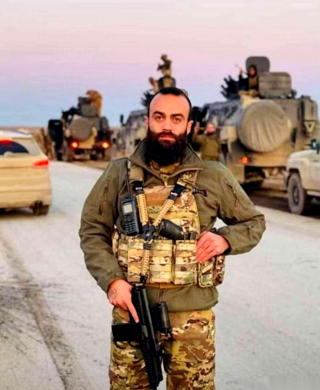 刚想歇会儿，听个收音机，人没了。你敢信？叙利亚那边，一个刚打完胜仗的大指挥官，