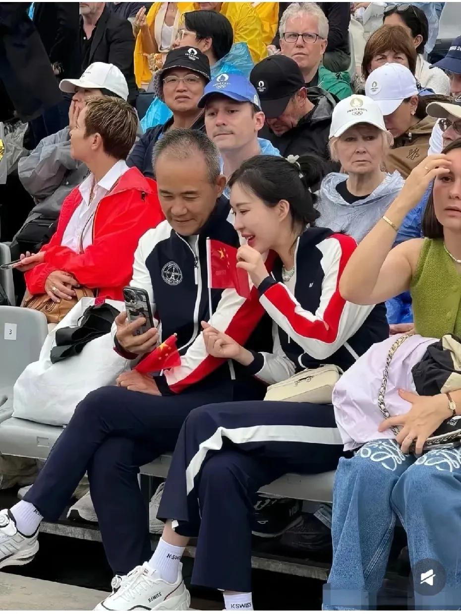看70多岁的王石，把小娇妻哄得多开心，我相信小田是会真正开心的。普通夫妻结婚不也