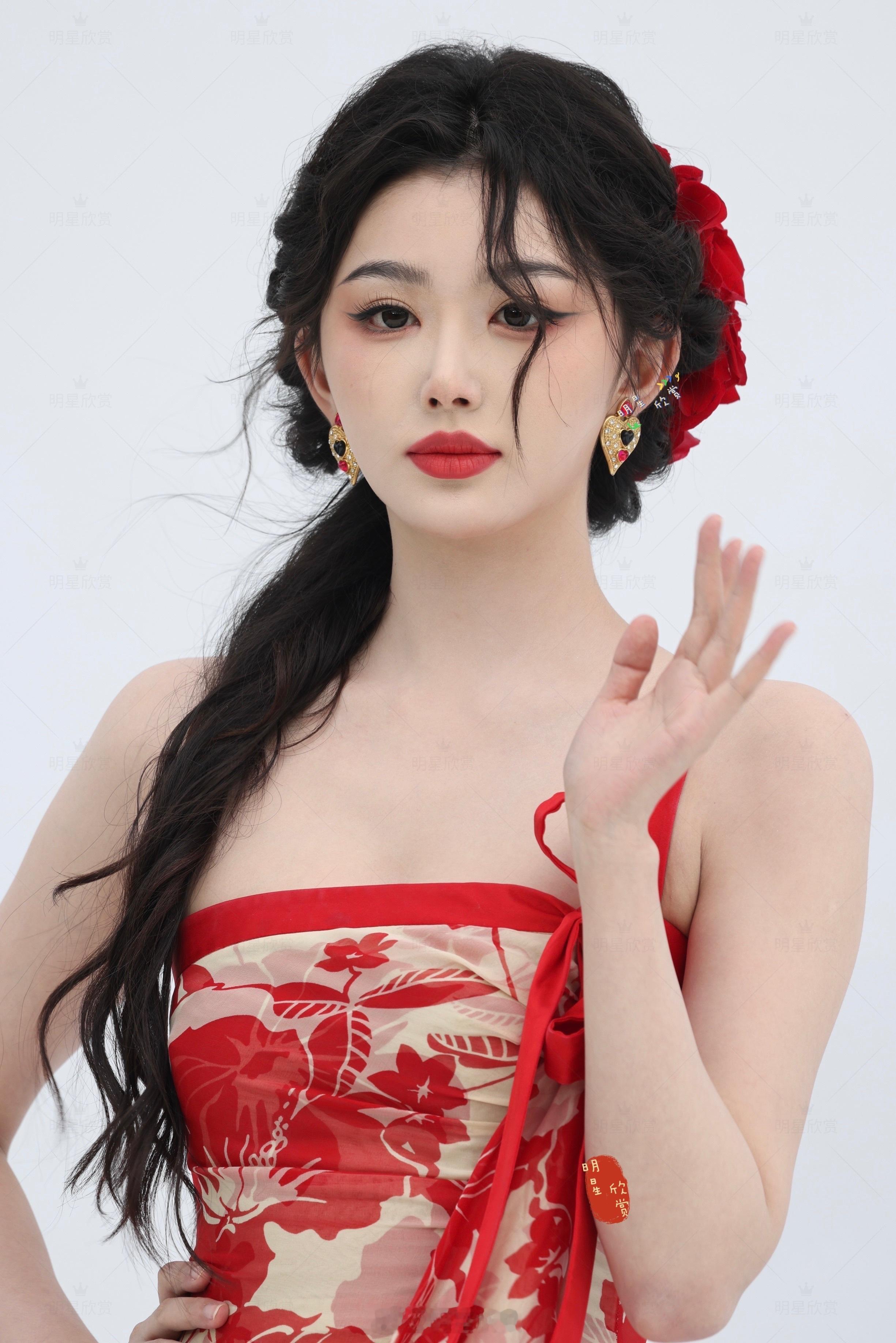 孔雪儿费加罗超级假日红毯生图娇艳的红玫瑰🌹