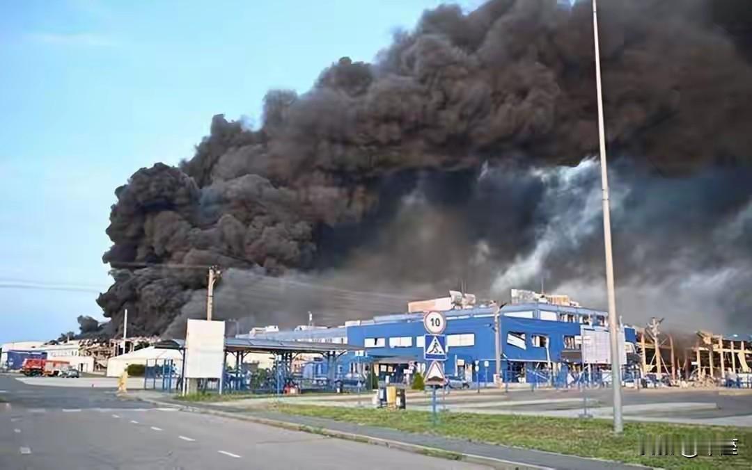 打脸美国优先！俄军炸穿美国粮商巨头，告诉资本美国庇护不好使东欧平原一声巨响