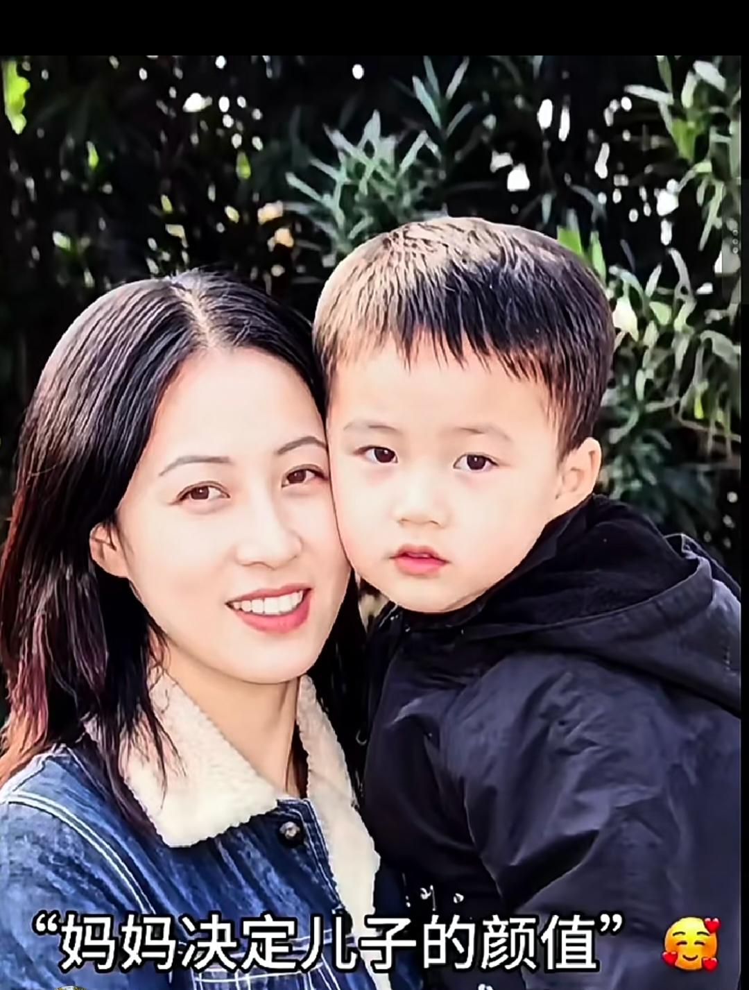 妈妈属于美女那一挂的，特别是妈妈的五官和大眼睛，以及完美的脸型！但是爸爸的大高