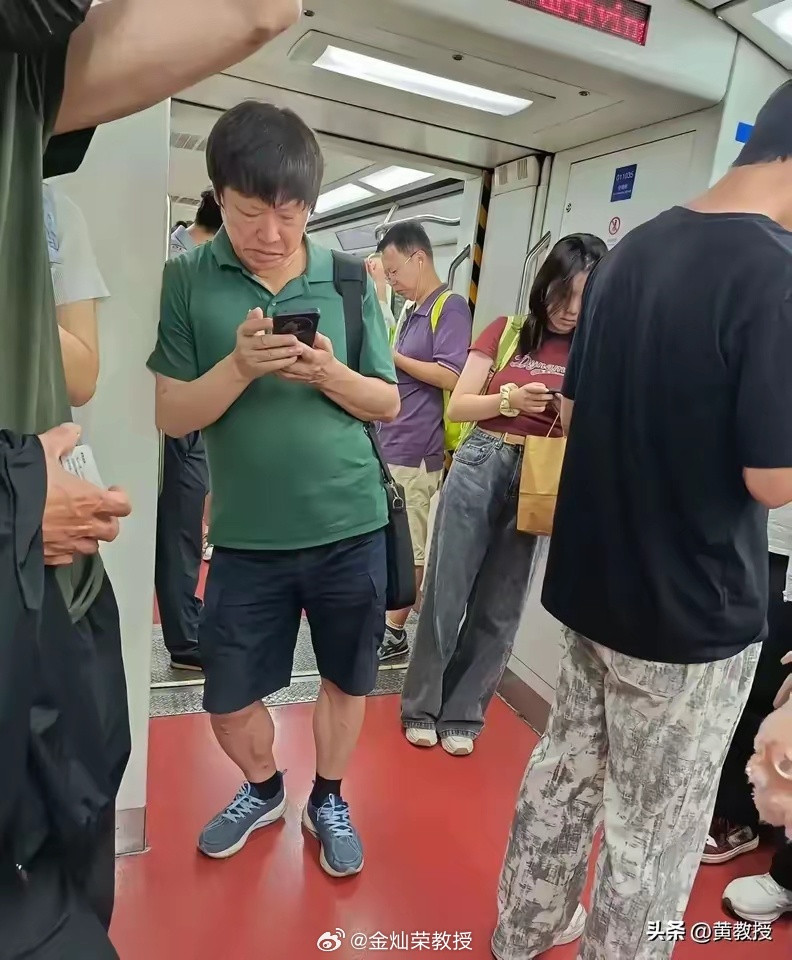 老胡好像变富态了。少熬夜，照顾好身体。​​​