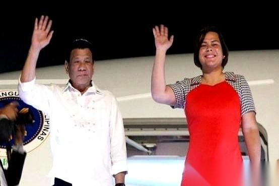 你敢信吗?前总统刚下飞机,直接被自己人打包,专机送去了海牙国际法庭。7000