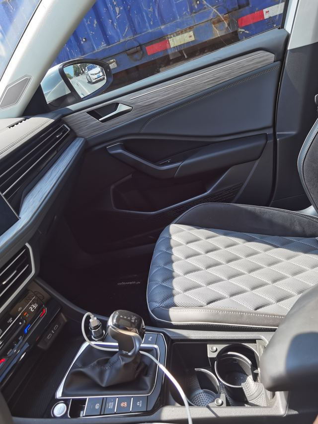 大众速腾卓越买完速腾感觉，优点是不费油，也不算省油，空间同级别属实可以，后备箱