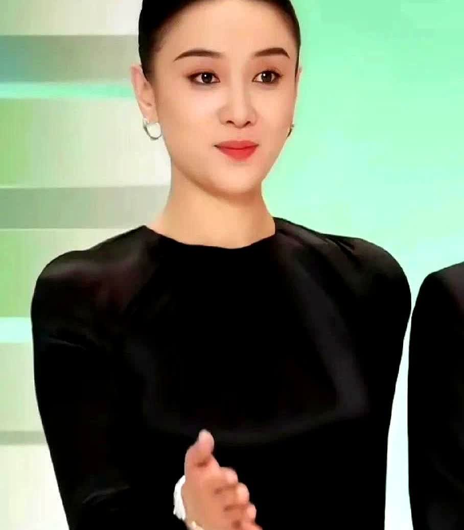 我表姐亲眼见过宋佳，她就说了一个大实话，说宋佳根本不是电视上那样你们绝对